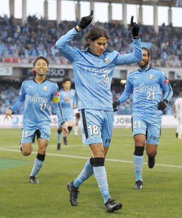 川崎―G大阪 後半、決勝ゴールを決め喜ぶ川崎・エウシーニョ(手前)=等々力
