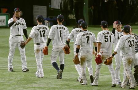 「アジアプロ野球チャンピオンシップ2017」で優勝を決め、ナインを迎える稲葉監督(左端)=東京ドーム