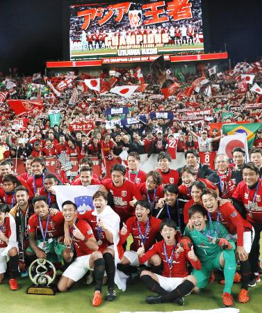 10年ぶり2度目の優勝を果たし、サポーターと記念写真に納まる浦和イレブン=埼玉スタジアム
