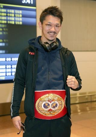 IBFスーパーフェザー級王座を獲得し、米国から帰国した尾川堅一=12月12日、羽田空港