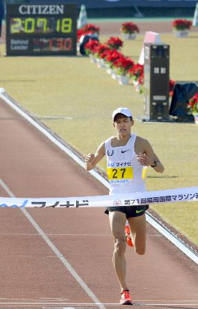 ゴールする大迫傑。2時間7分19秒で日本勢最高の3位となり、東京五輪のマラソン代表選考会の出場権を得た=平和台陸上競技場