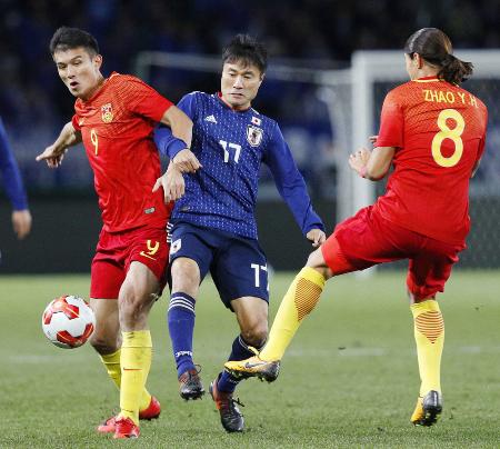 日本―中国 前半、競り合う今野(中央)=味スタ