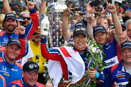 インディ500の優勝セレモニーで喜ぶ佐藤琢磨=Honda Racing