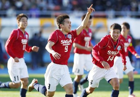 全国高校サッカー開幕戦 関東第一―佐賀東 後半、先制ゴールを決めて喜ぶ佐賀東・中里(9)=2017年12月30日、駒沢(了)