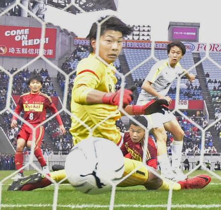 流通経大柏―前橋育英 後半終了間際、決勝ゴールを決める前橋育英・榎本(右端)。流通経大柏・GK薄井=埼玉スタジアム