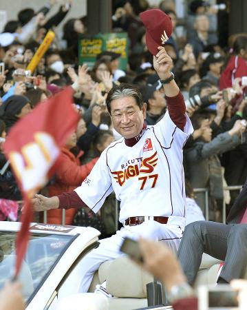 2013年11月、プロ野球日本一の優勝パレードで、集まった大勢のファンに手を振る楽天の星野仙一監督=仙台市青葉区