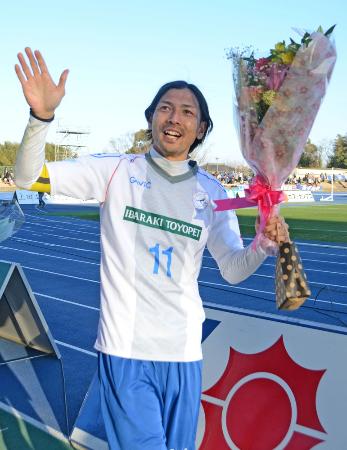 引退試合を終え、ファンの歓声に応える鈴木隆行氏=1月13日、茨城県水戸市