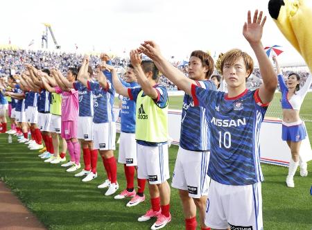 昨年5月のJ1第11節の甲府戦で勝利し、サポーターにあいさつする斎藤(右端)ら横浜Mイレブン=ニッパツ球技場