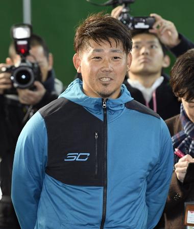 中日に入団が決まり、笑顔で取材に応じる松坂大輔投手=1月23日午後、ナゴヤ球場