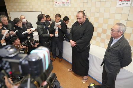 大砂嵐関(右から2人目)が長野県内で追突事故を起こしたとして県警の捜査を受けている問題で、報道対応する長谷一雄弁護士(右端)=21日夜、東京・両国国技館