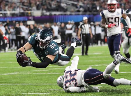 第4クオーター、決勝のTDを決めるイーグルスのTEアーツ=ミネアポリス(ロイター=共同)