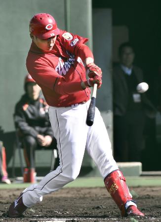 紅白戦で安打を放つ広島・新井=日南