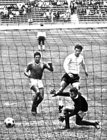 メキシコ五輪サッカー3位決定戦で、先制点を挙げた釜本邦茂(後方右)=1968年10月24日、アステカ競技場(共同)