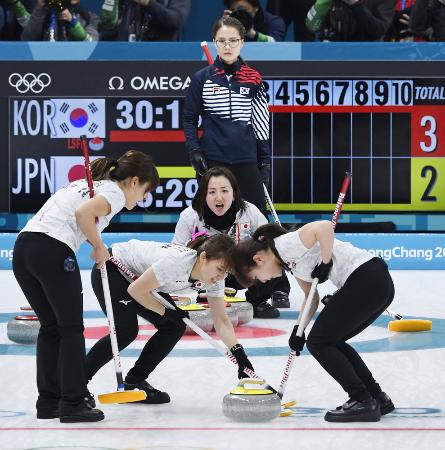 日本―韓国の第3エンド、指示を出す藤沢(中央)。奥は韓国のスキップ、金ウンジョン=江陵(共同)