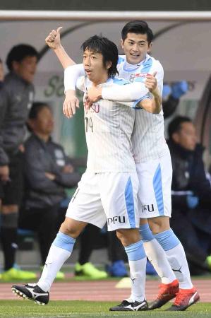 磐田―川崎 前半、先制ゴールを決め喜ぶ川崎・中村(左)=静岡