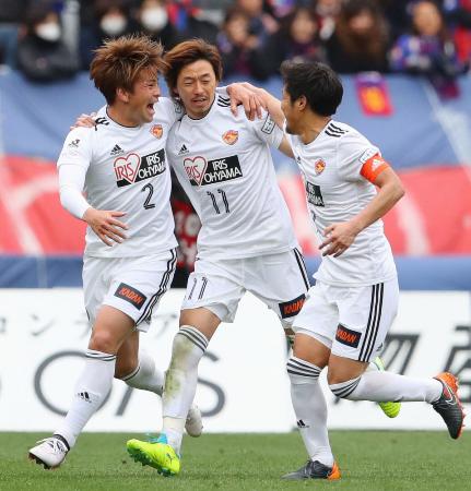 FC東京―仙台 後半、ゴールを決め祝福される仙台・石原(中央)=味スタ