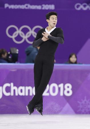 男子フリーでジャンプするネーサン・チェン=江陵(共同)