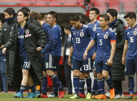 ウクライナに敗れ、厳しい表情の長谷部(左から2人目)、長友(5)ら日本イレブン=27日、リエージュ(共同)