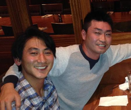 マリナーズでプレーすることが決まり、笑顔の青木宣親(右)と通訳の稲治昂佑さん=2015年12月、シアトル
