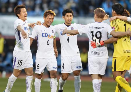 川崎に勝利し、喜ぶ青山(左から2人目)ら広島イレブン=等々力