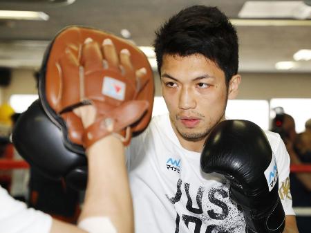練習を公開したWBAミドル級王者の村田諒太=東京都新宿区の帝拳ジム