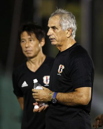 2017年8月28日、オーストラリア戦前の練習で、言葉を交わすサッカー日本代表のハリルホジッチ監督(右)と西野朗氏=さいたま市内