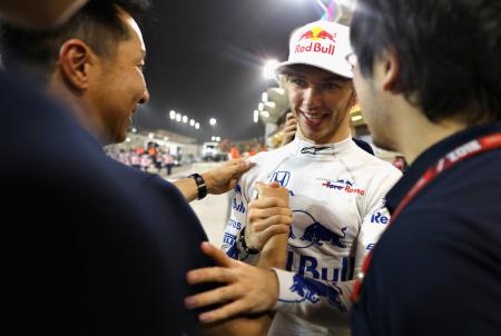 バーレーンGPで4位入賞し、チーム関係者と喜ぶガスリー(右から2人目)=Getty Images/Red Bull Content Pool