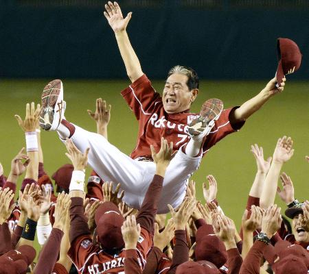 リーグ初優勝を果たし、胴上げされる楽天・星野監督=西武ドーム