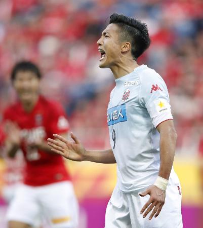 浦和―札幌 後半、シュートを外し、悔しがる札幌・都倉=埼玉スタジアム
