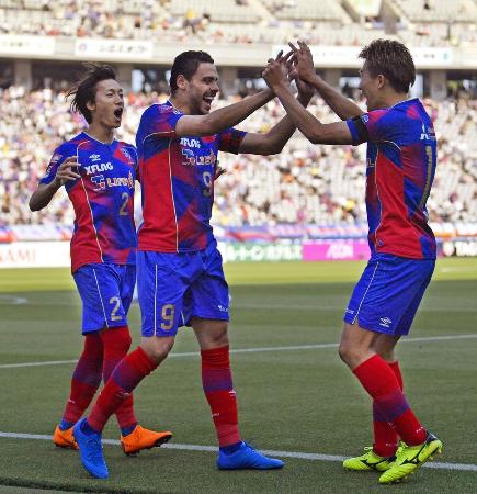 FC東京―名古屋 後半、3点目のゴールを決め永井(右)とタッチを交わすFC東京・ディエゴオリベイラ。左は室屋=味スタ