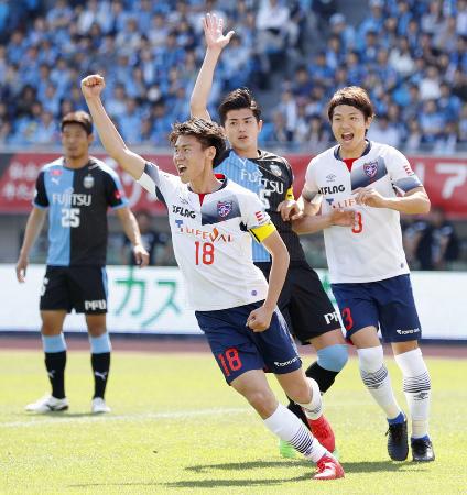 川崎―FC東京 前半、先制ゴールを決めガッツポーズのFC東京・橋本(18)=等々力