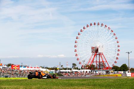 昨年のF1日本GPで鈴鹿サーキットを走るマクラーレン・ホンダ(当時)のマシン。スタンドには空席も見える=ホンダ