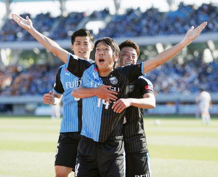 後半、自身2点目のゴールを決め、パフォーマンスを披露する川崎・中村(中央)=等々力