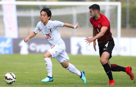 トルコ戦でプレーする三好(左)=ビトロル(ゲッティ=共同)