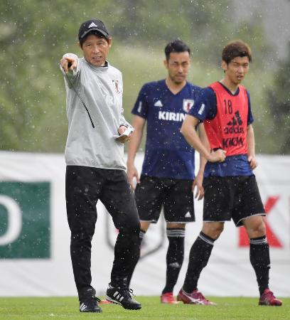 練習中、指示を出す西野監督(左)=4日、ゼーフェルト(共同)