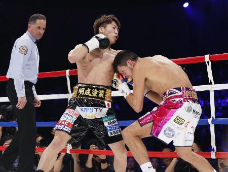 WBAバンタム級世界戦の1回、ジェイミー・マクドネル(右)を攻める井上尚弥=大田区総合体育館