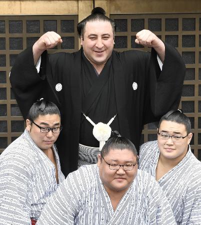 大関昇進が決まり、若手力士に担がれる栃ノ心関=5月30日、東京都墨田区