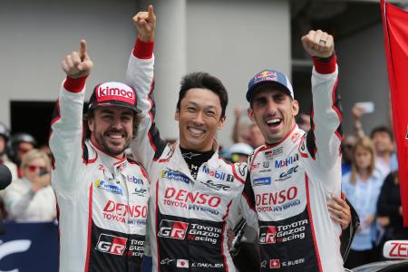 ルマン24時間を制して、喜ぶトヨタのドライバー。左から、アロンソ、中嶋一貴、セバスチャン・ブエミ=TOYOTA GAZOO Racing