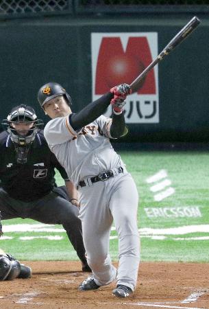 6月13日のソフトバンク戦で左越えに同点本塁打を放つ巨人・岡本