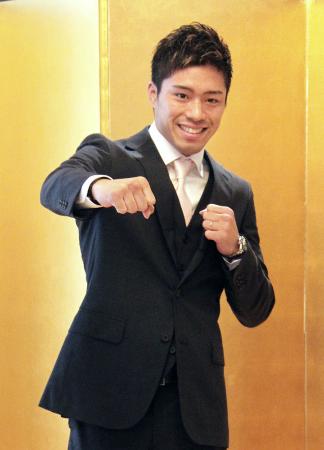 記者会見でポーズをとる、WBOスーパーフェザー級2位の伊藤雅雪=6月18日、東京都千代田区