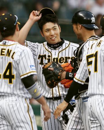 オリックス戦でプロ初登板し好投した阪神・馬場。4回を終え笑顔を見せる=甲子園
