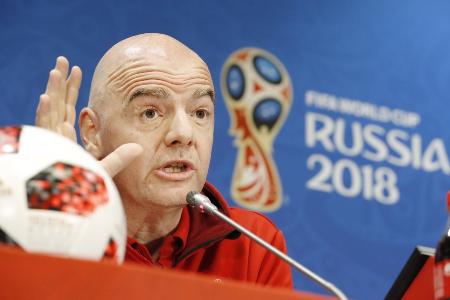 記者会見するFIFAのインファンティノ会長=13日、モスクワ(共同)