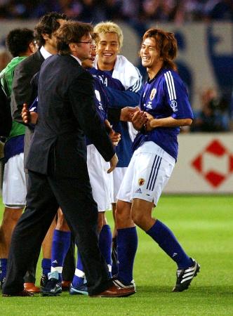 2002年6月、サッカーW杯日韓大会でロシア戦に勝ち、トルシエ監督(中央手前)と喜ぶ松田直樹選手(右端)=横浜国際総合競技場