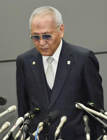 辞任を表明し、頭を下げる日本ボクシング連盟の山根明会長=8月8日、大阪市