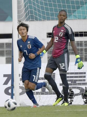 日本―ベトナム 前半、先制を許したGKオビ(右)と原=チカラン(共同)