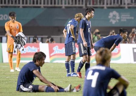 延長戦の末に韓国に敗れ、肩を落とす上田(奥右から2人目)ら日本イレブン=ボゴール(共同)