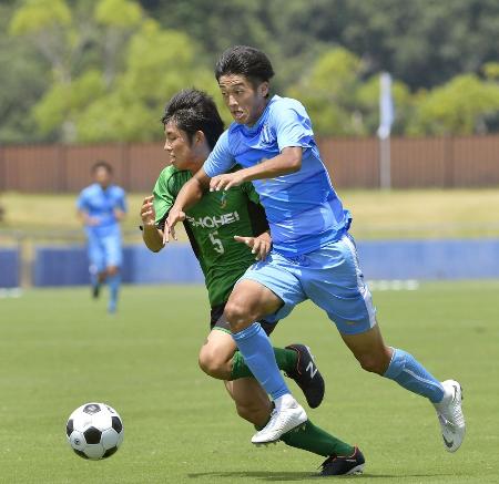 桐光学園―昌平の後半、競り合う桐光学園・西川(右)=三重交通Gスポーツの杜鈴鹿