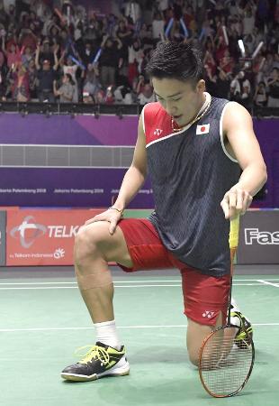 ジャカルタ・アジア大会、バドミントン男子シングルス3回戦で、インドネシア選手に敗れた桃田賢斗=ジャカルタ(共同)