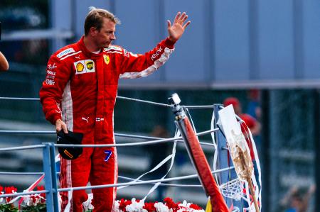 F1イタリアGP決勝で2位に入り、表彰台で観客に応えるライコネン=Ferrari