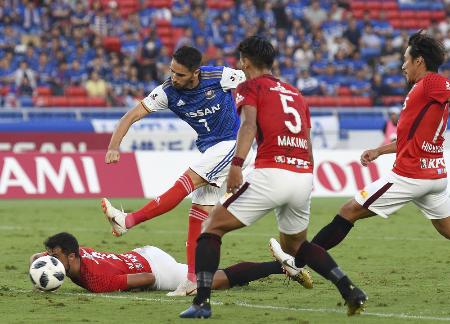 横浜M―浦和 後半、同点ゴールを決める横浜M・ビエイラ(7)=日産スタジアム